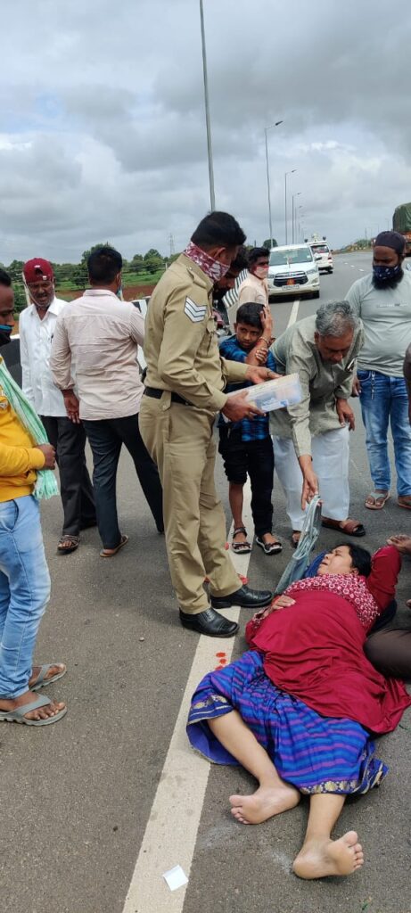 ಅಪಘಾತದಲ್ಲಿಗಾಯಗೊಂಡವರಿಗೆ ಆಸ್ಪತ್ರೆಗೆ ದಾಖಲಿಸಿ ಮಾನವೀಯತೆ ಮೆರೆದ ಬಸವರಾಜ್ ಹೊರಟ್ಟಿ