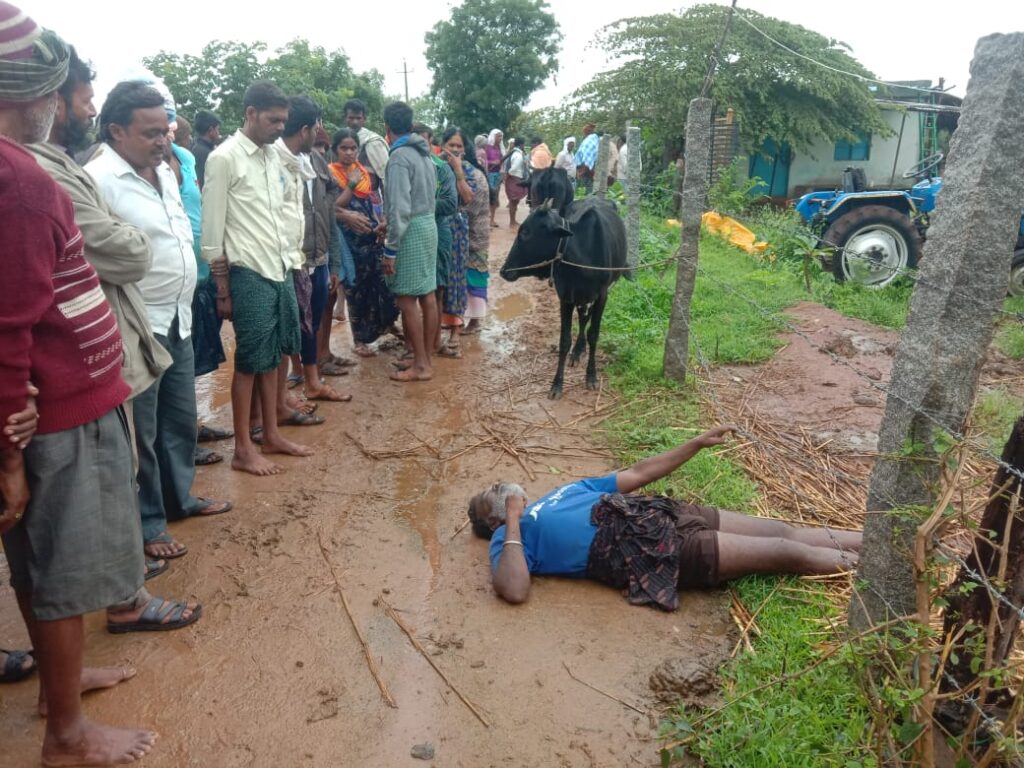 ನೇಗಿಲು ತರಲು ಹೋದ ವ್ಯಕ್ತಿಗೆ ವಿದ್ಯುತ್ ಸ್ಪರ್ಶ ಸ್ಥಳದಲ್ಲೇ ಸಾವು