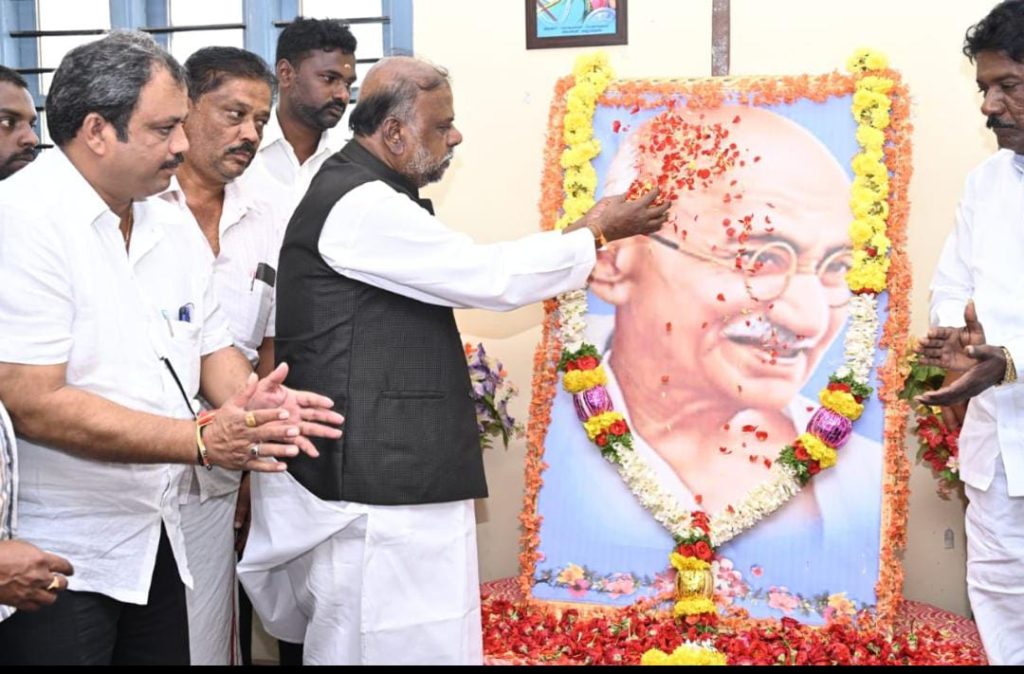 ಗಾಂಧಿ ಕೊಂದ ದುಷ್ಟನ ವೈಭವೀಕರಣದ ವಿಕೃತ: ಆಂಜನೇಯ ಕಳವಳ