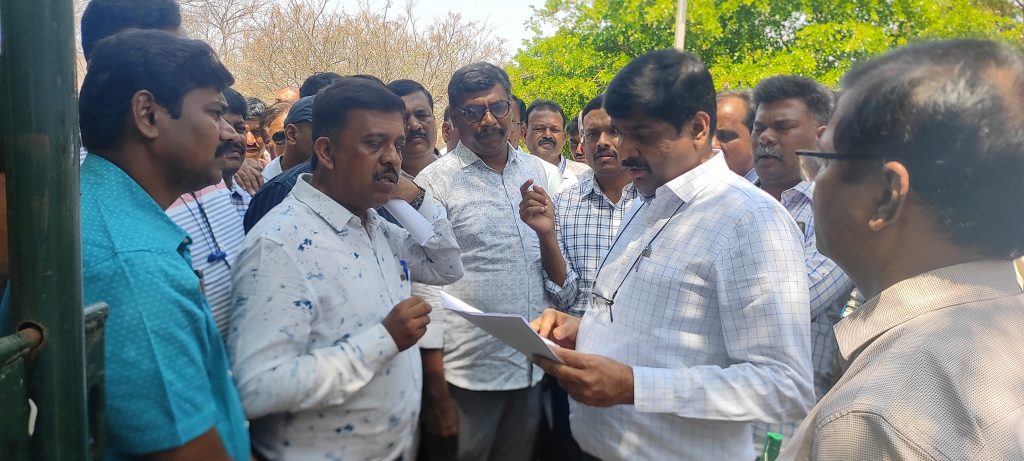 ಅಮಾನತ್ತು ವಾಪಾಸ್ಸು ಪಡೆಯಿರಿ ಇಲ್ಲವೇ ಸಾಮೂಹಿಕ ರಜೆ ಮೇಲೆ ಕಳುಹಿಸಿ