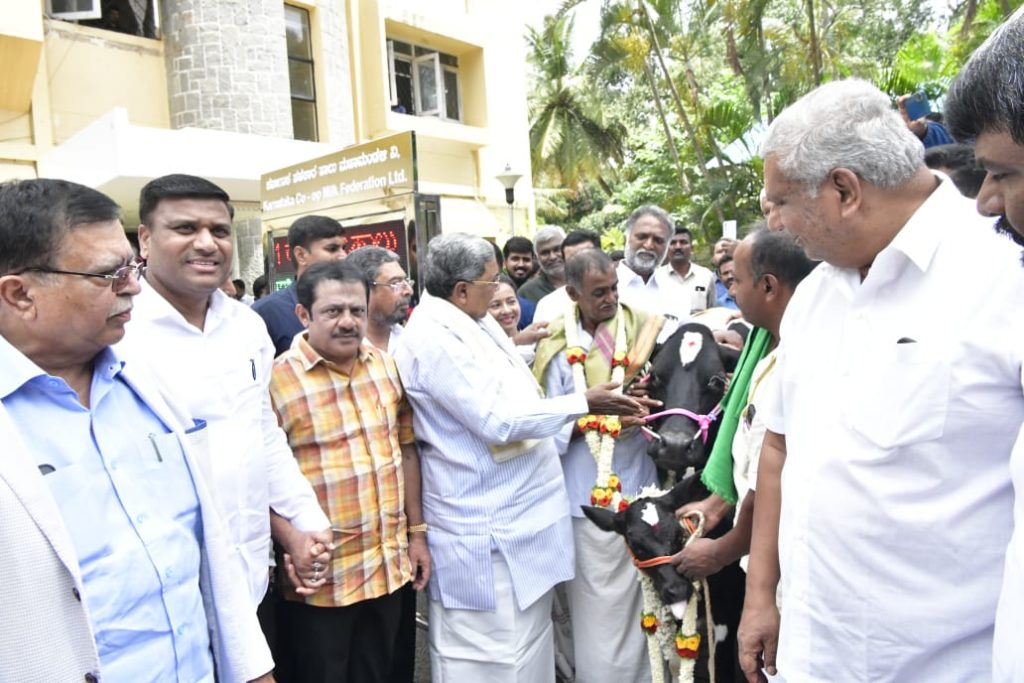 ದಿನವೊಂದಕ್ಕೆ 1ಕೋಟಿ ಲೀ.ಹಾಲು ಉತ್ಪಾದನೆ ಕೆಎಂಎಫ್ ಇತಿಹಾಸದಲ್ಲಿಯೇ ಇದೊಂದು ಮೈಲಿಗಲ್ಲು: ಮುಖ್ಯಮಂತ್ರಿ ಸಿದ್ದರಾಮಯ್ಯ