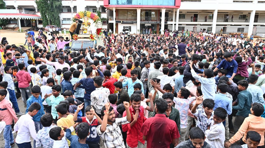 ಅದ್ದೂರಿ ಮೆರವಣಿಗೆಯೊಂದಿಗೆ ವಿಸರ್ಜನೆಗೊಂಡ ಗಣಪ