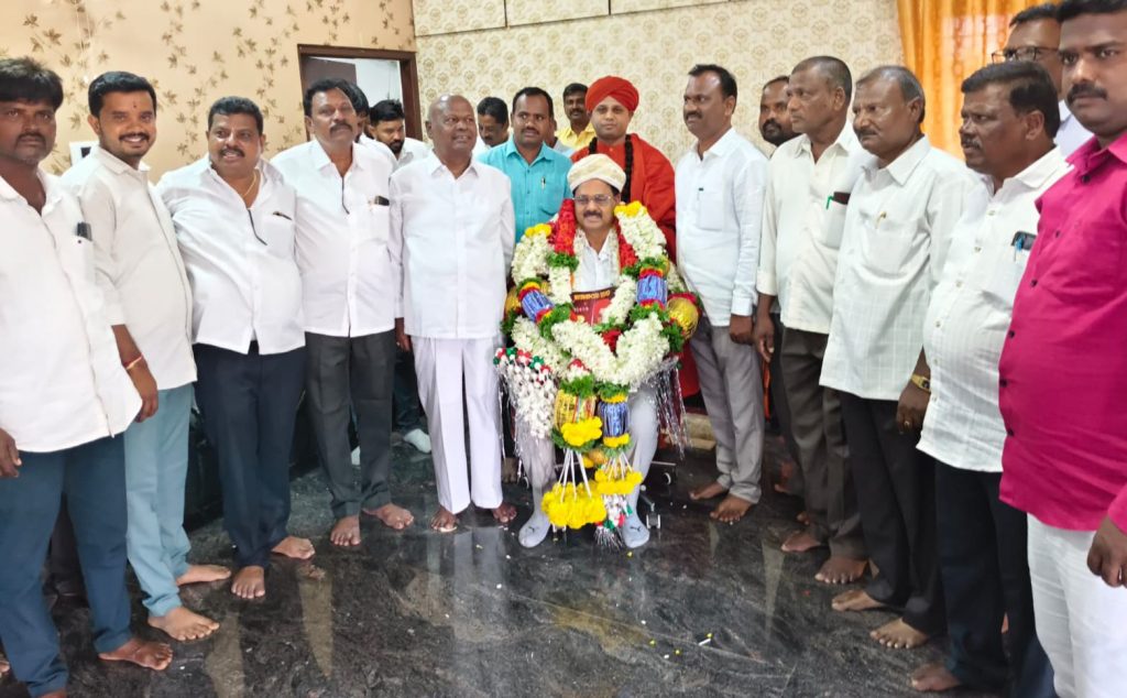 ಭೋವಿ ಅಭಿವೃದ್ದಿ ನಿಗಮದ ಅಧ್ಯಕ್ಷರಿಗೆ ಸಲಹೆ ನೀಡಿದ ಭೋವಿ ಶ್ರೀಗಳು